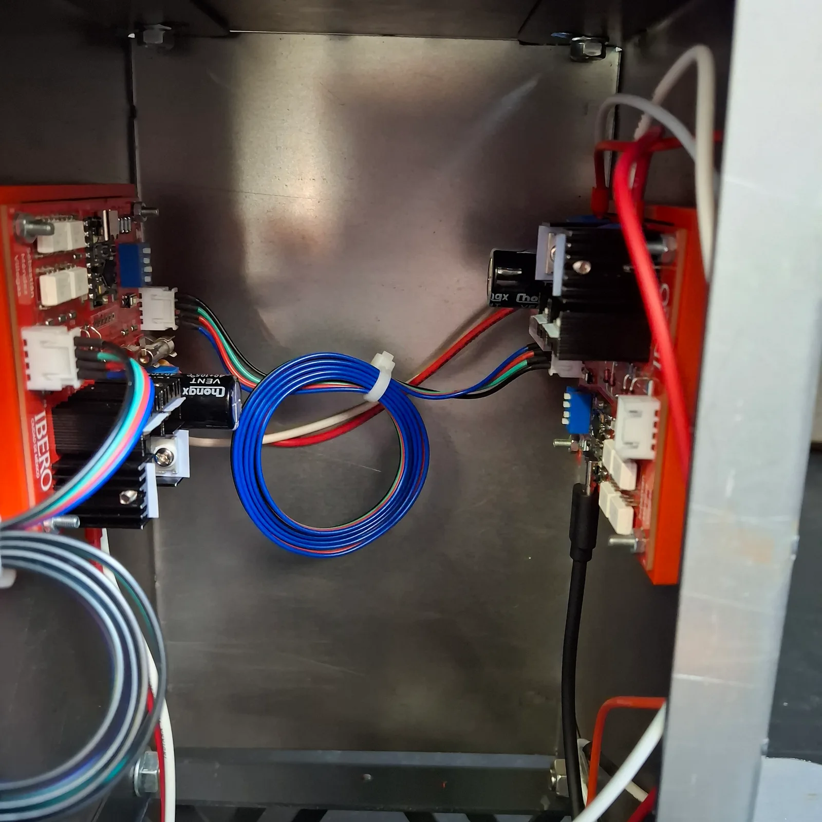 Interior de la caja de elevación con los módulos Puente H montados