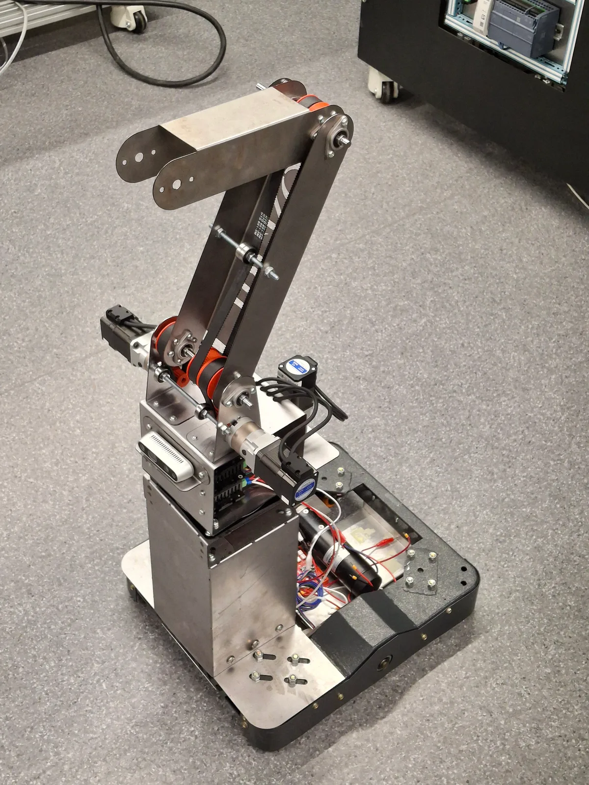Manipulador montado sobre la plataforma móvil, formando el robot completo