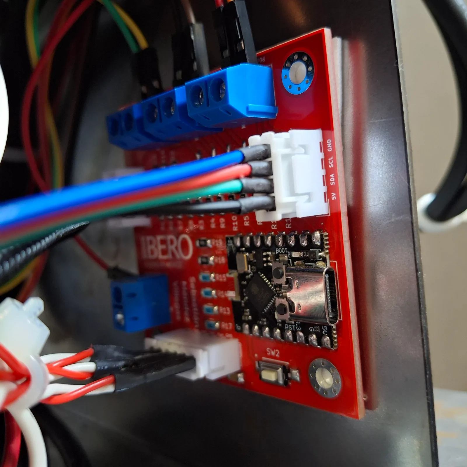 Detalle de la PCB del Puente H con ESP32-C3, DIP switch y conectores I²C