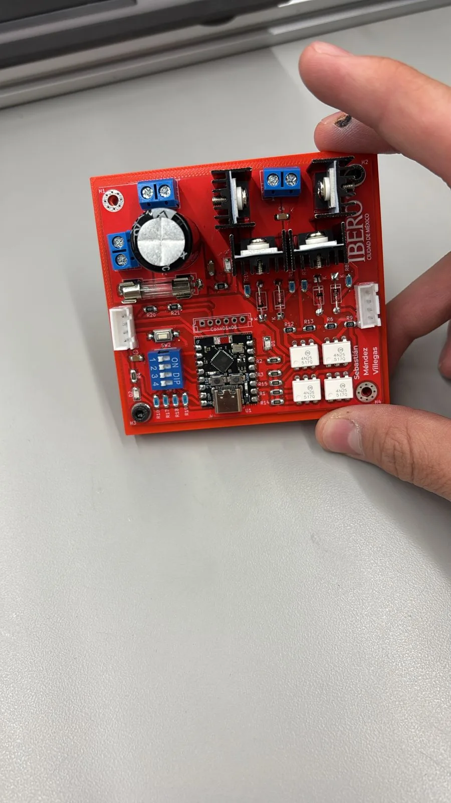 PCB del Puente H recién soldada