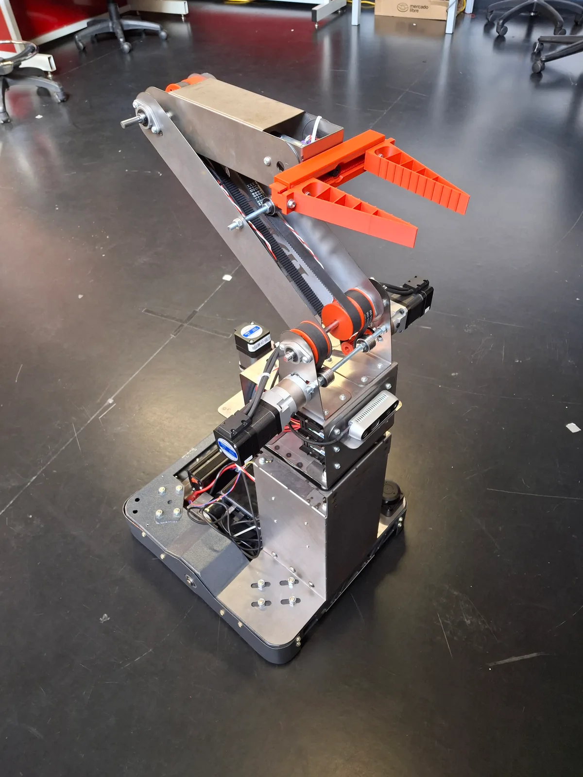 Vista superior del robot completo, con el manipulador montado sobre la plataforma móvil
