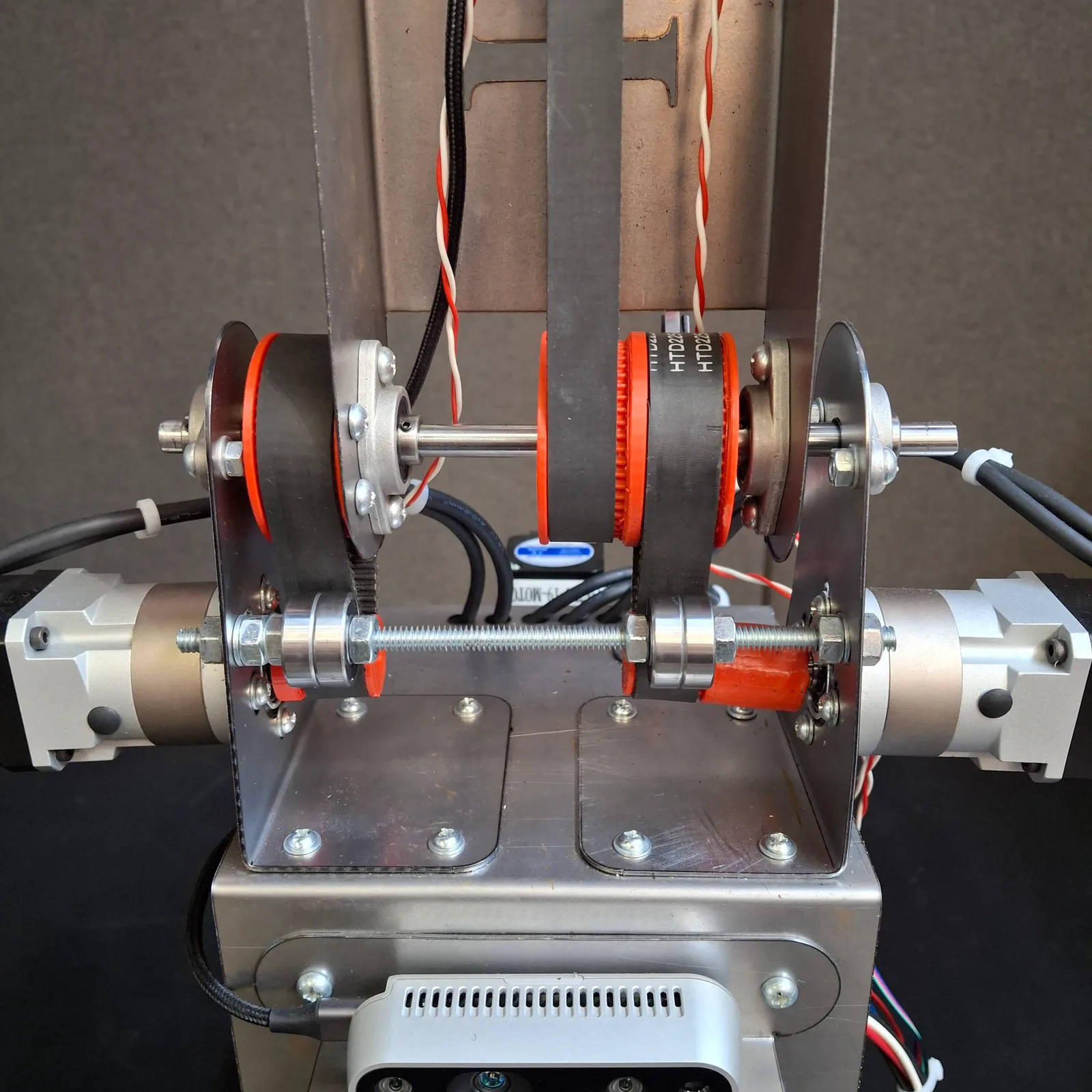 Los dos motores NEMA 17 en disposición simétrica en la base del manipulador